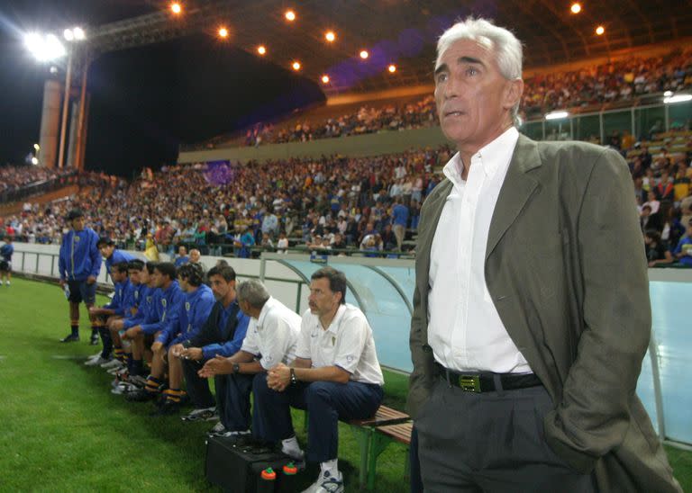 Jorge Chino Benítez observa el partido entre Boca y Racing, en Mar del Plata, por el torneo de verano 2005