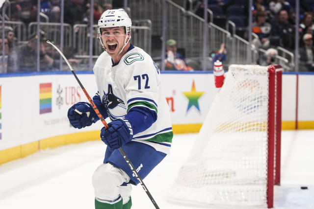 Pettersson scores 2, Canucks beat Isles to snap 2-game skid