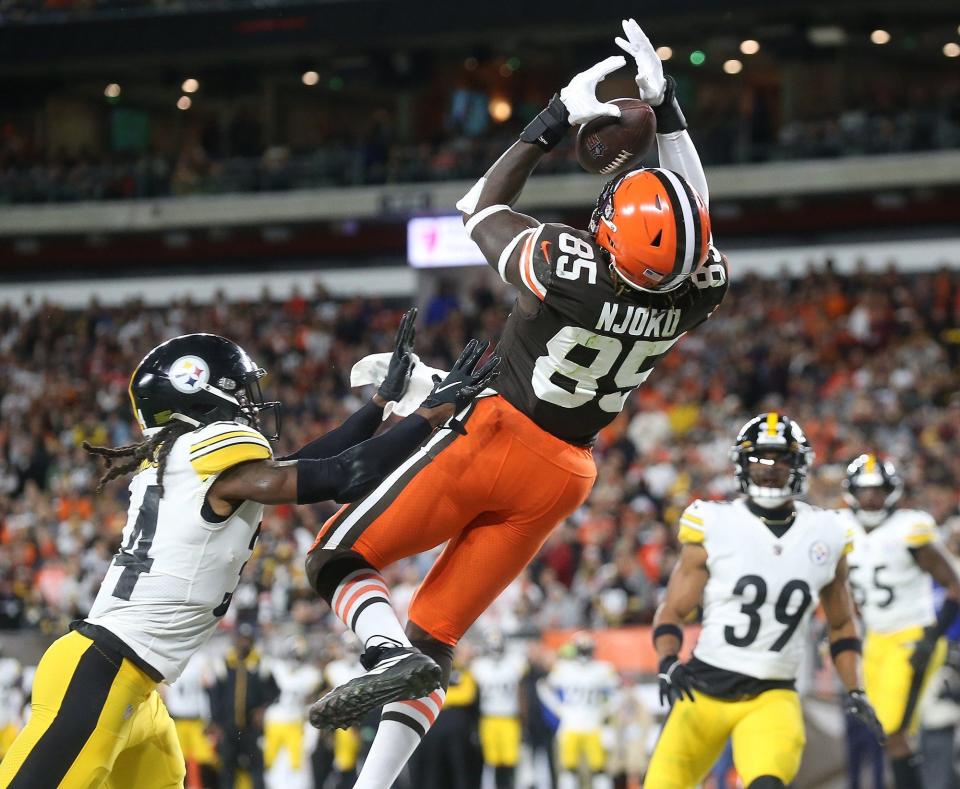 Browns tight end David Njoku makes a first-half touchdown catch over Steelers safety Terrell Edmunds, Thursday, Sept. 22, 2022, in Cleveland.