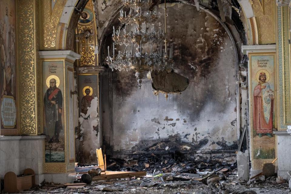 Los ucranianos limpian los escombros en la histórica Catedral de la Transfiguración.