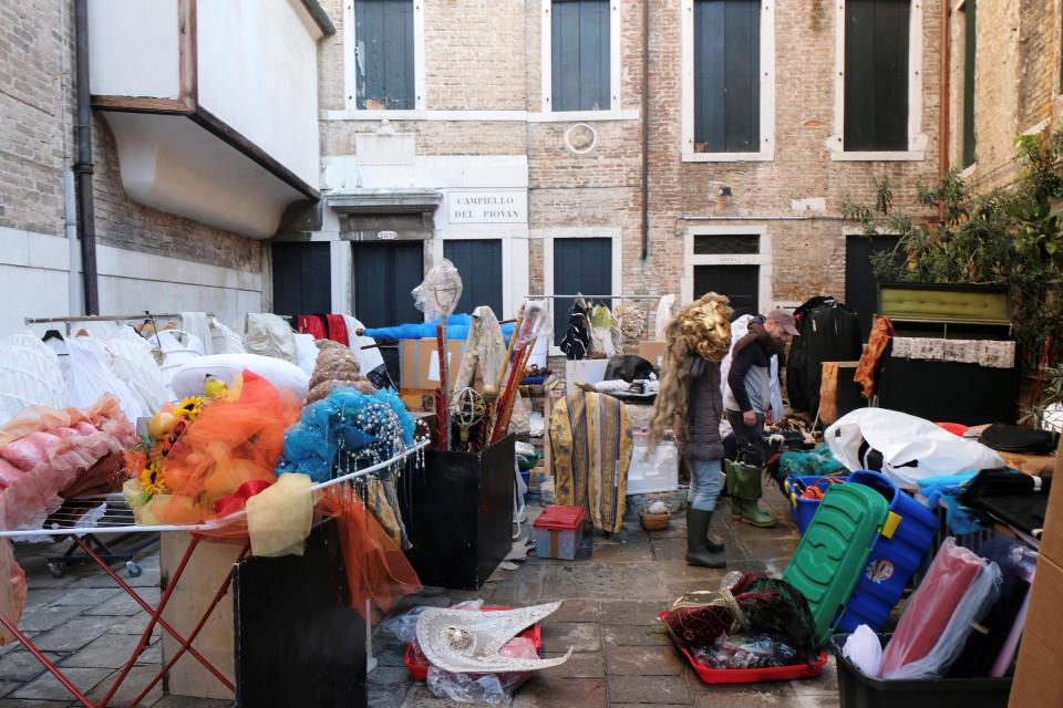 Dopo un solo giorno di tregua, Venezia è di nuovo in ginocchio. La marea è cresciuta velocemente, più del previsto. I forti venti hanno peggiorato una situazione già drammatica. Allagato il 70% del centro storico. I mezzi di trasporto pubblici sono stati sospesi e le scuole chiuse per il terzo giorno. (REUTERS/Flavio Lo Scalzo)