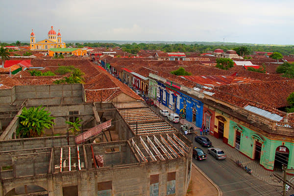 <p>Es una ciudad colonial llena de increíble arquitectura y sus iglesias y un destino popular entre mochileros, por lo que mantiene un ambiente familiar y sencillo. Algo que deberías visitar, de acuerdo con el portal <em><a rel="nofollow noopener" href="https://thepartyingtraveler.com/2018/01/10/the-backpackers-guide-to-granada-nicaragua/" target="_blank" data-ylk="slk:The Partying Traveler;elm:context_link;itc:0;sec:content-canvas" class="link ">The Partying Traveler</a></em>, es su catedral. Foto: daviddennisphotos.com / Getty Images. </p>