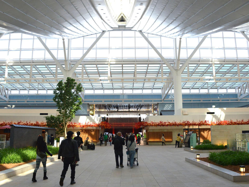 <p>Der Flughafen Tokio-Haneda schaffte es unter die Top 3. Gepunktet hat die Anlage unter anderem mit Sauberkeit: In der Kategorie sauberster Airport ging der Spitzenplatz nach Japan. (Bild-Copyright: INTERTOPICS/Hitoshi Yamada/ddp Images) </p>