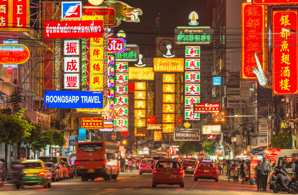 In der Yaowarat Road ist Tag und Nacht einiges los. (Foto: Getty Images)