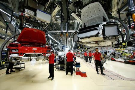 Empleados del fabricante alemán de automóviles Porsche ensamblan autos deportivos en la fábrica de Porsche en Stuttgart-Zuffenhausen, Alemania, 26 de enero de 2018. REUTERS/Ralph Orlowski - RC1169A53ED0