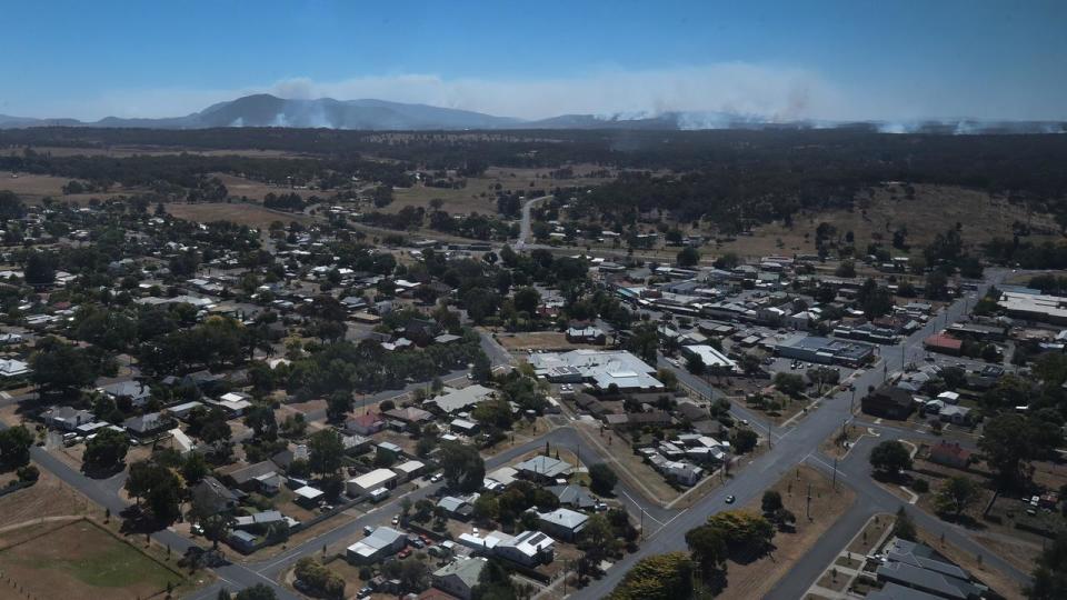 BUSHFIRES Flight Over the Elmhurst Fire With Premi