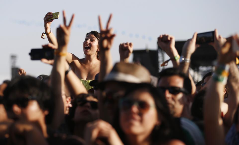 A concertgoer cheers during the performance by The Naked and Famous at the Coachella Valley Music and Arts Festival in Indio, California April 13, 2014. REUTERS/Mario Anzuoni (UNITED STATES - Tags: ENTERTAINMENT)