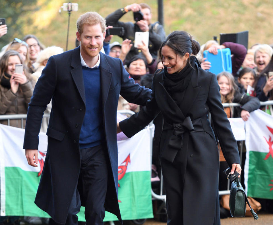 La première rencontre entre les deux tourtereaux se déroule en juin 2016. "<em>C'était clairement un coup monté, un rendez-vous arrangé</em>, s’amusera peu avant leur mariage Meghan Markle devant les caméras de la BBC. <em>C'est amusant car, à l'époque, vu que je viens des États-Unis, je ne connaissais pas bien la famille royale […] Je ne savais pas grand-chose sur Harry, du coup la seule chose que j'ai demandée quand Violet a dit qu'elle voulait nous présenter l'un à l'autre, c’était :</em> 'Il est gentil ?'" (<em>WireImage</em>)