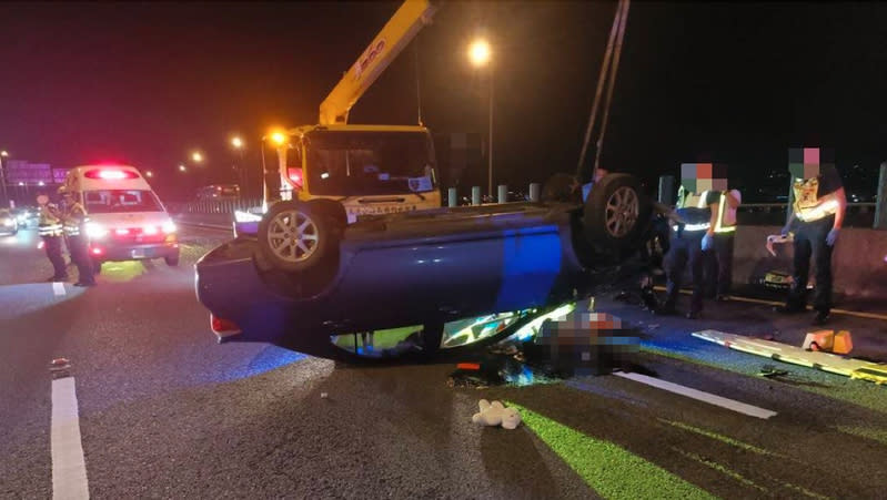 國道3號北上彰化路段16日晚間發生小轎車翻車意外，黃女駕駛自小客車失控撞內側護欄後翻車，黃女傷重送醫搶救仍宣告不治。（中央社／民眾提供）