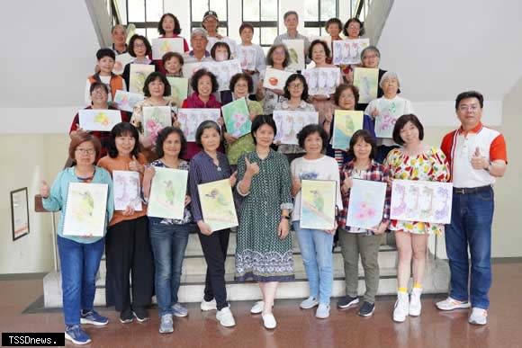 大葉大學長青大學色鉛筆生活彩繪班師生將在員林圖書館辦理展覽。（記者方一成攝）