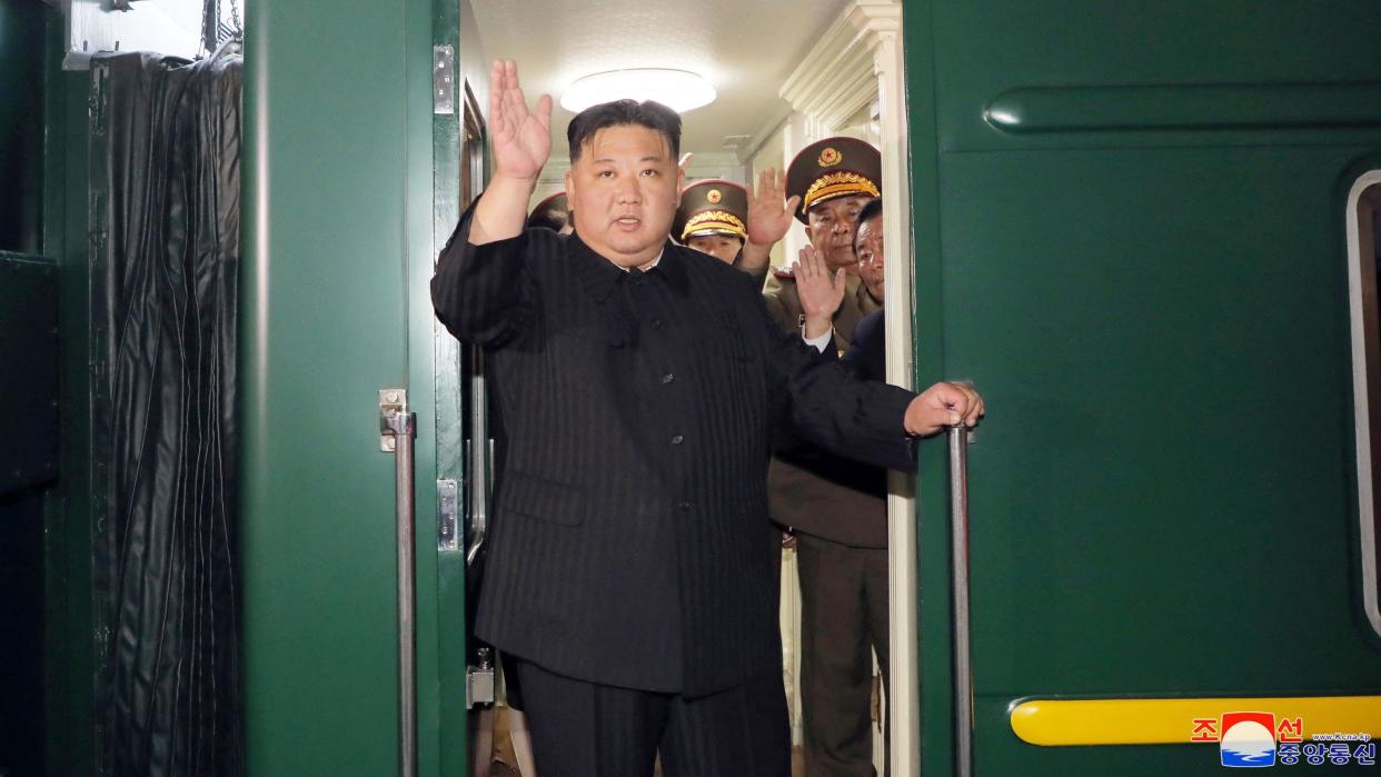 Kim Jong-un abordando su tren el 10 de septiembre de 2023