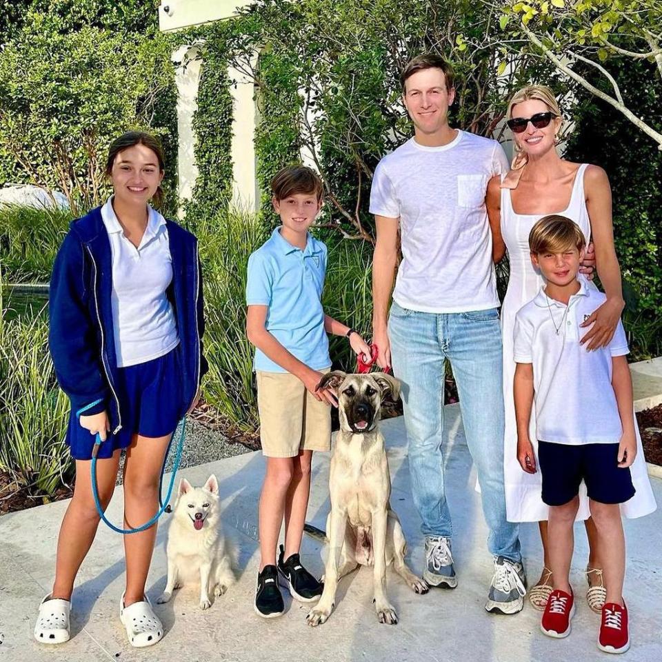 Ivanka Trump con su marido Jared Kushner y sus hijos