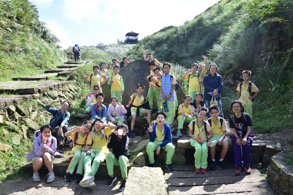 適逢秋季東北季風漸起，逸仙國小學生欣賞滿山五節芒花盛開，隨風搖曳的白色浪花美不勝收