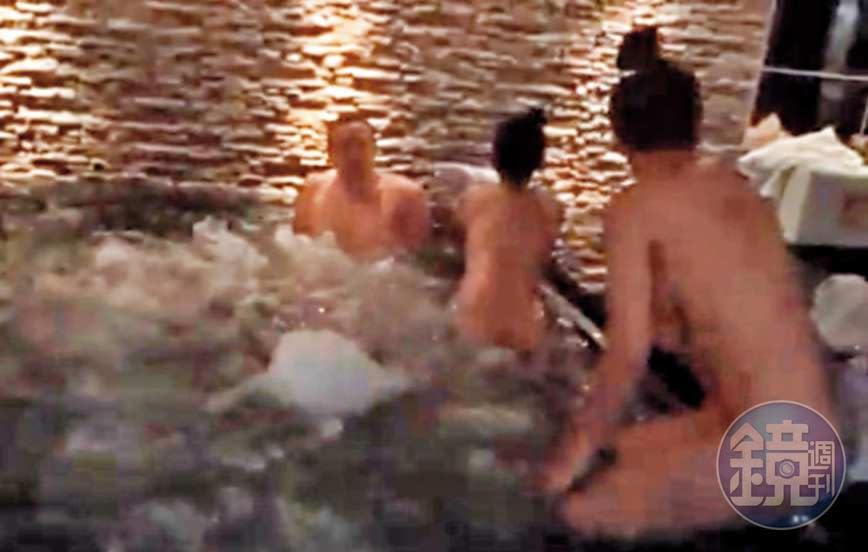 王柏森（左）與2名全裸女子在泰國的高檔浴場3P共浴。（讀者提供）
