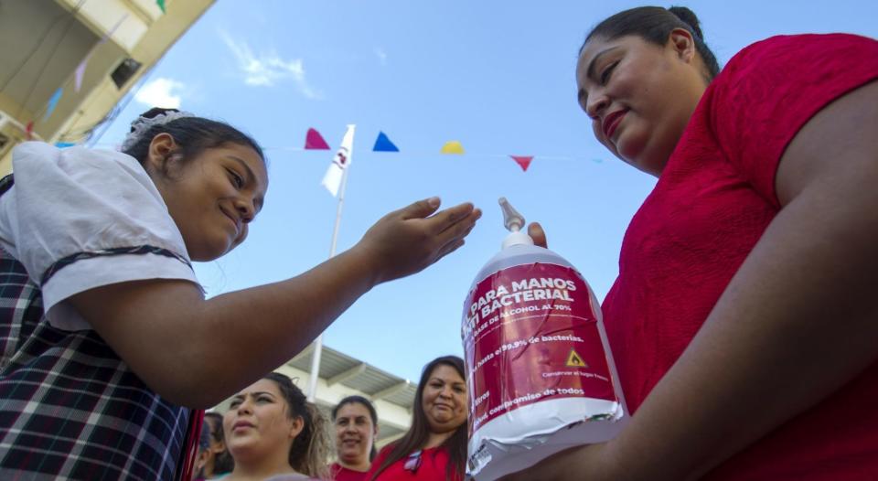 Saludar con la mano en el corazón, recomienda la SEP ante coronavirus