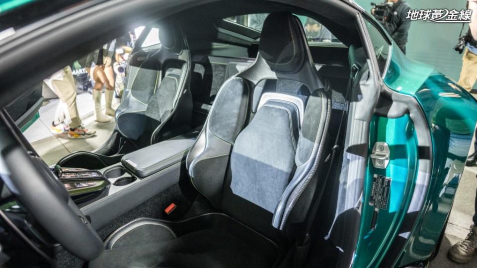 新一代Vantage搭載的6向可調碳纖維座椅，同樣是選配項目。(攝影/ 劉家岳)
