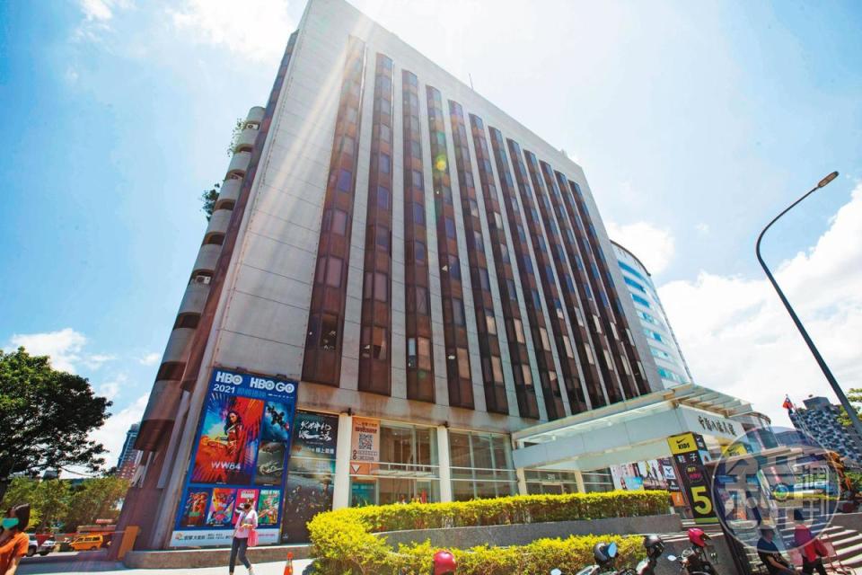 台北市八德路上的華夏大樓（圖）是中影資產，2006年中影出售後爆發糾紛。