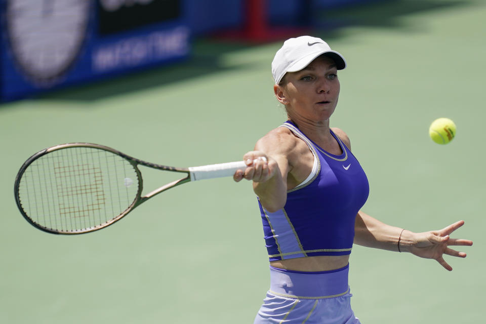 La rumana Simona Halep devuelve un tiro en su partido de primera ronda ante la española Cristina Bucsa, el lunes 1 de agosto de 2022, en el Abierto de Washington. (AP Foto/Carolyn Kaster)