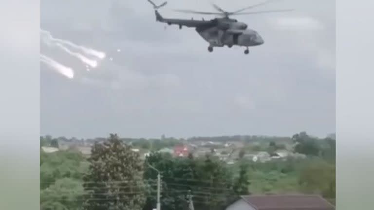 Imágenes verificadas por la BBC muestran un helicóptero volando bajo sobre la región de Bélgorod