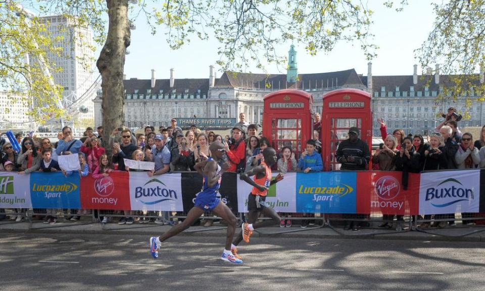 Mo Farah (left) and Kenya’s Emmanuel Mutai run the final mile of the 2014 London marathon, when temperatures were cooler.