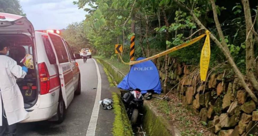 南投日月潭往魚池鄉市區方向發生一起死亡車禍，1名重機騎士騎車行經時不慎摔進路旁水溝、撞到電線桿，導致頭部重創當場身亡。（圖／民眾提供）