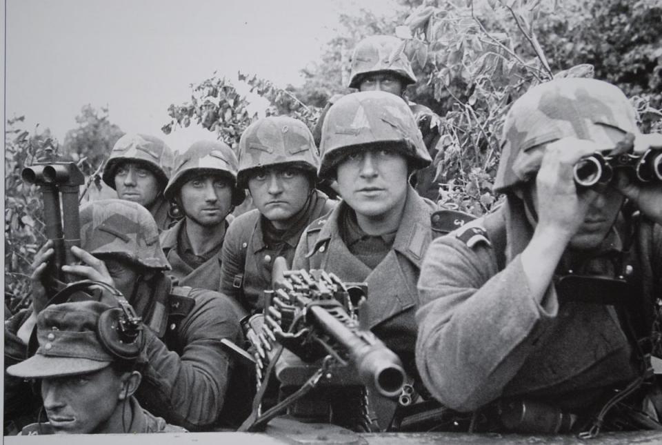 German soldiers from a Panzer division which was totally destroyed during Operation Cobra (Deutsches Bundesarchiv)