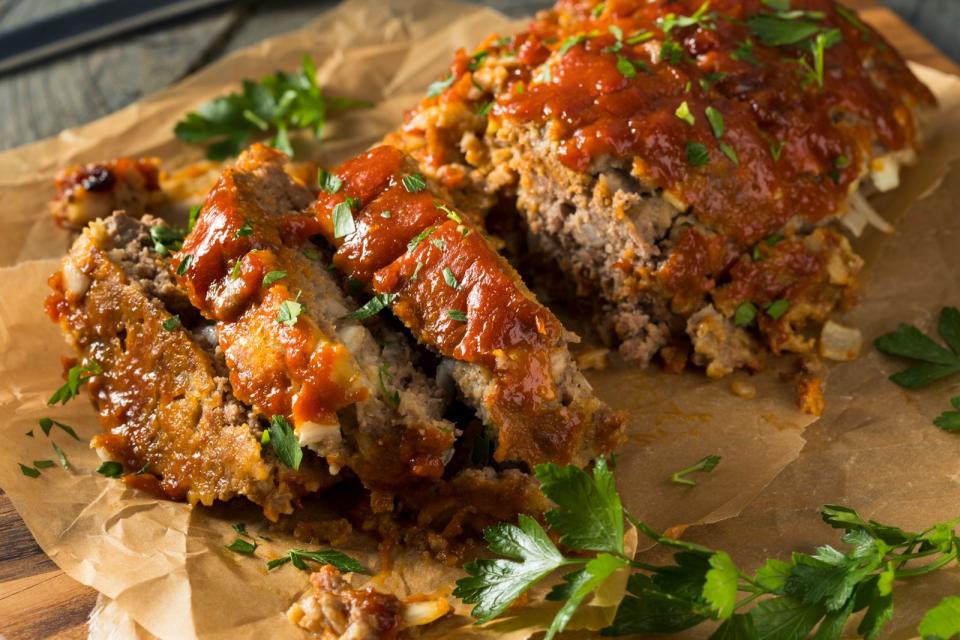 Nimmt man zu diesen Zutaten noch Hackfleisch hinzu, ist man schon beim nächsten Rezept: Hackbraten. Je älter und härter der Brotanteil, desto besser für die Konsistenz. Bei diesem Gericht kann man richtig kreativ werden und mit verschiedenen Gewürzen oder zusätzlichen Ingredienzen wie getrockneten Tomaten experimentieren. (Bild: iStock/bhofack2)