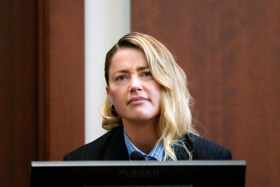 La actriz Amber Heard reacciona al testificar en la corte de circuito del condado de Fairfax en Fairfax, Virginia, el miércoles 4 de mayo de 2022 (AP)