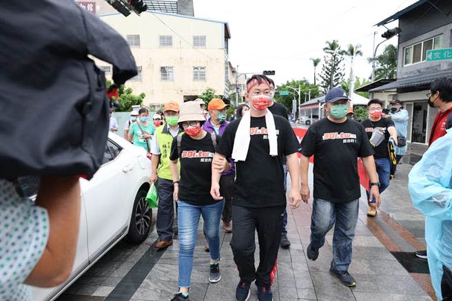 基進黨立委陳柏惟即日起苦行選區100小時反制罷免。（陳柏惟服務處提供／王文吉台中傳真）