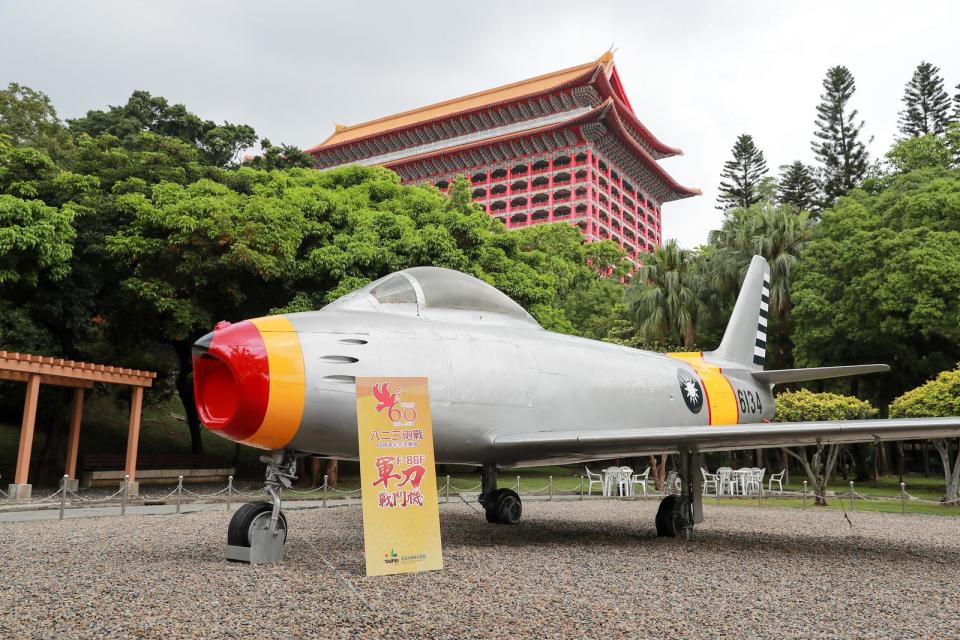 ▲位於圓山飯店山腳下的823砲戰紀念公園紀念碑18日舉行紀念碑揭牌，空軍移撥的F-86軍刀機也亮相。（圖／軍聞社提供 , 2018.8.18)