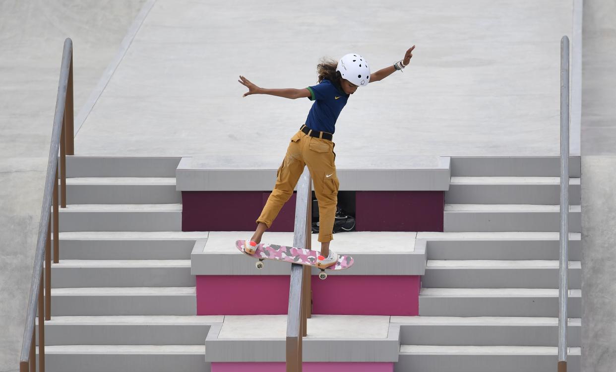 La brasileña Rayssa Leal, de 13 años, realizó sus impresionantes trucos con unos pantalones cargo de color tostado sujetados por un cinturón negro. Foto: Reuters