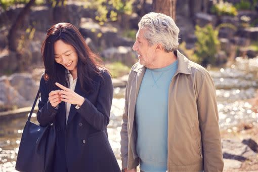 裴斗娜在《緣來想見妳》中與亞倫夏巴大談異國網戀。（圖／采昌提供）