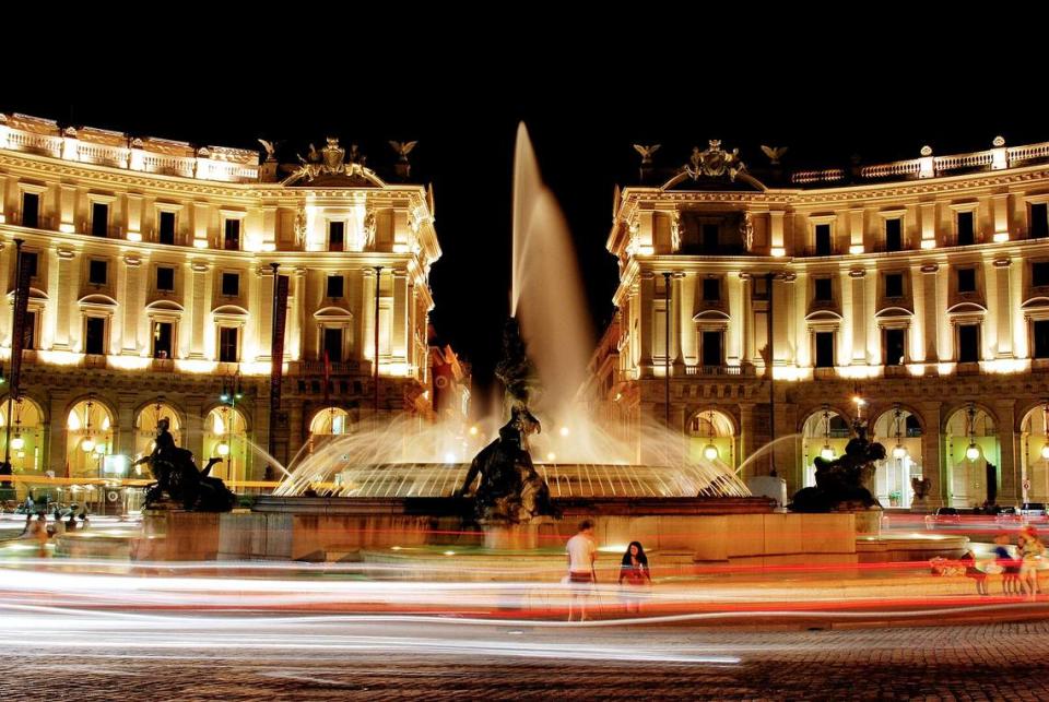 Fuente de las Náyades se encuentra en la Plaza de la República.