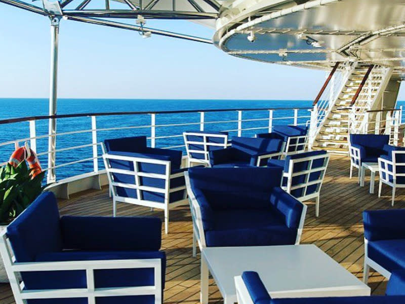 Hat man sich in der Suite frisch gemacht, lockt das Deck mit seinen bequemen Sitzmöbeln. Hier lässt sich entspannt der Tag ausklingen – vielleicht bei einem leckeren Cocktail. (Bild-Copyright: lahtravel_theholidayplan/Instagram)