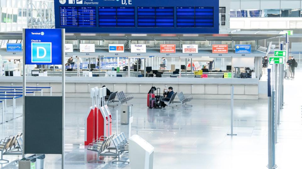 Der fast menschenleere Terminal 2 des Frankfurter Flughafens.