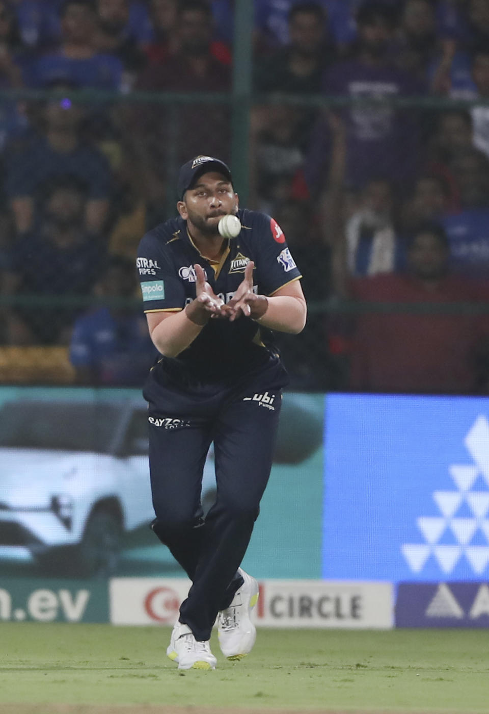 Gujarat Titans' Shahrukh Khan take the catch of Royal Challengers Bengaluru's captain Faf du Plessis during the Indian Premier League cricket match between Royal Challengers Bengaluru and Gujarat Titans in Bengaluru, India, Saturday, May 4, 2024. (AP Photo)