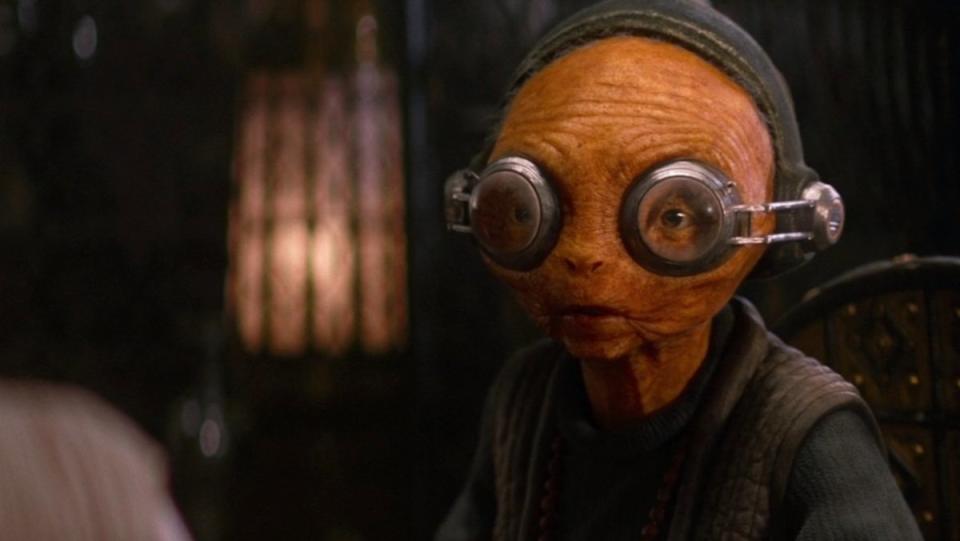 Maz Kanata with her glasses on talks to Rey in The Force Awakens