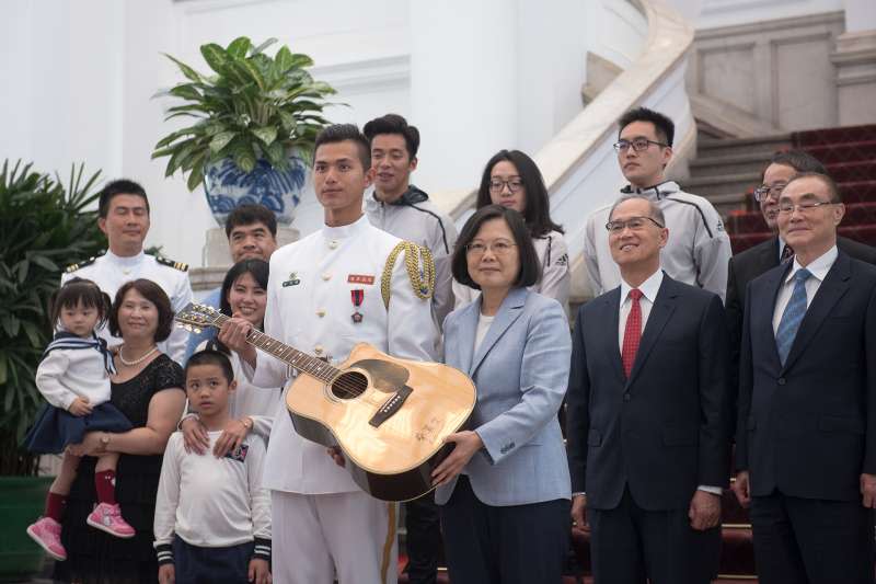 20180510-總統蔡英文10日在總統府接見海軍儀隊隊員蘇祈麟（前右2）與他的家屬，並送上一把簽名吉他。（總統府提供）