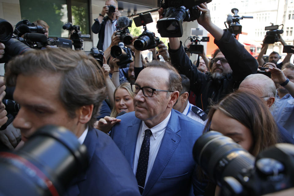 El actor Kevin Spacey llega al Tribunal de Magistrados de Westminster en Londres, el jueves 16 de junio de 2022. Spacey comparecía tras ser acusado de delitos sexuales por tres hombres. (AP Foto/David Cliff)