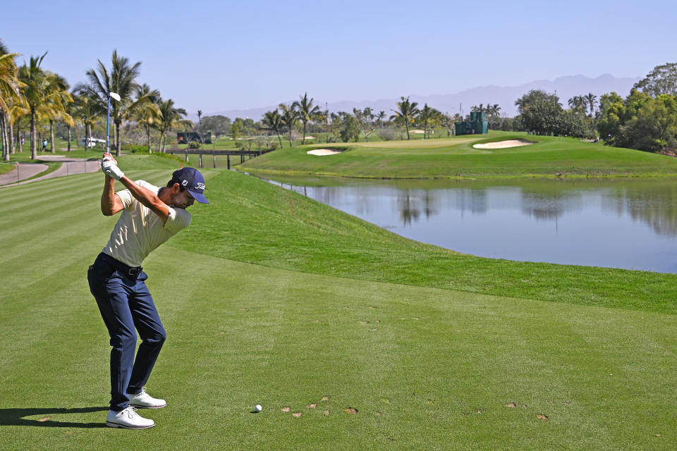 Un 65 en el PGA Tour por primera vez y un enjambre de abejas entre las conclusiones de la primera ronda