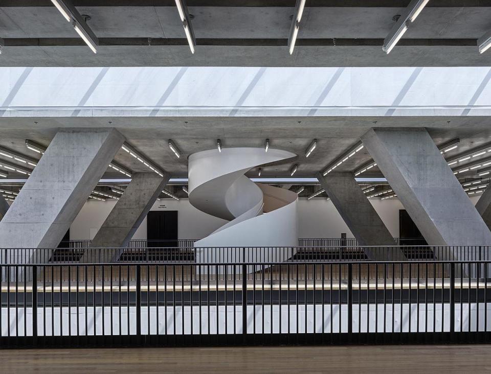 充滿設計感的「M+視覺文化博物館」，當中富現代感的旋轉樓梯，是M+最受歡迎打卡點之一。（香港旅遊發展局提供）