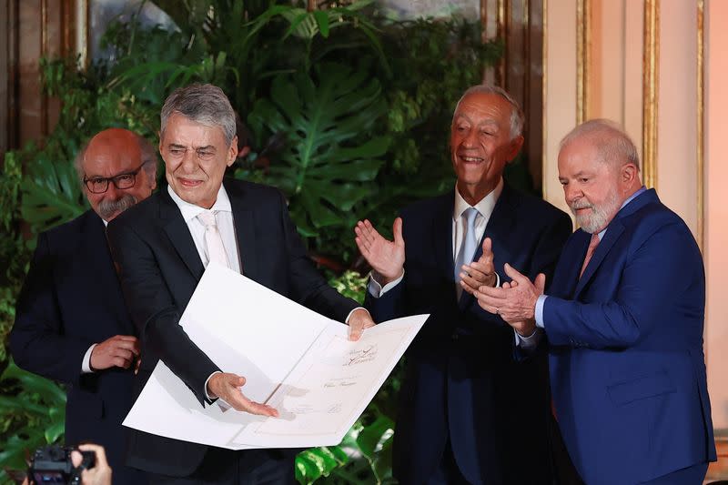 El presidente de Brasil, Luiz Inácio Lula da Silva, entrega el Premio Camoes al cantante y escritor brasileño Chico Buarque, junto al presidente del jurado, Manuel Frias, y al presidente de Portugal, Marcelo Rebelo de Sousa, en Lisboa, Portugal