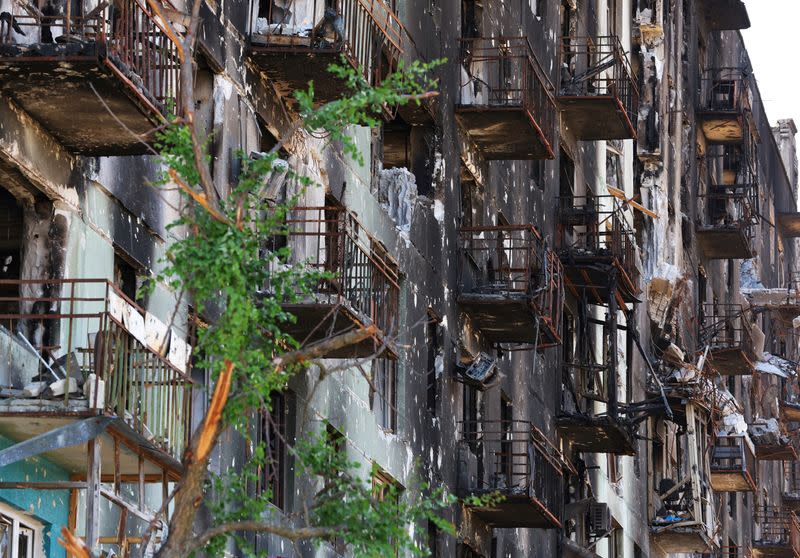 FOTO DE ARCHIVO: Un bloque de apartamentos dañado durante la invasión rusa de Ucrania en Severodonetsk