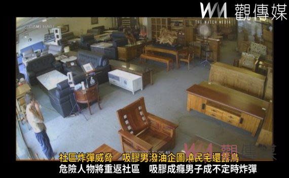 （觀傳媒彰化新聞）【記者陳雅芳／彰化報導】社區不定時炸彈！和美鎮1名黃姓男子疑有吸食強力膠惡習，不僅曾買汽油意圖燒毀鄰居民宅，還涉嫌偷錢、持刀傷人及對女子襲胸，地方人心惶惶，上月因吸膠被警方強制就醫，但住院6個月後將重回社區，附近居民人心惶惶。