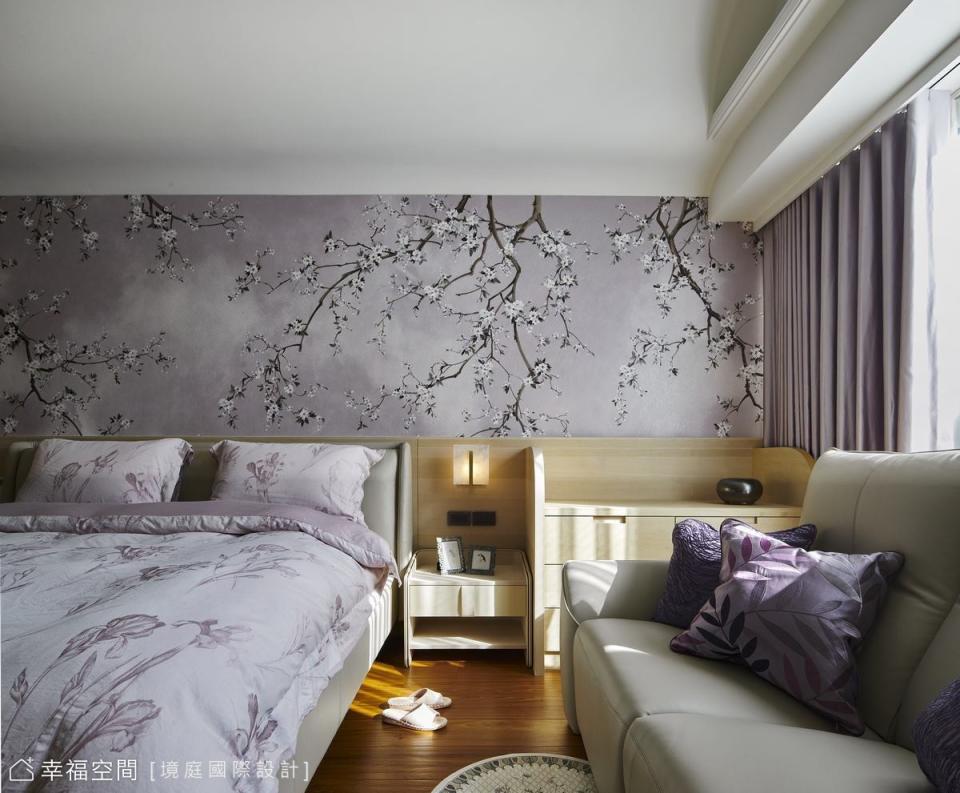 以女主人喜愛的典雅風格為主軸，紫色花卉圖騰的壁紙清新而優雅，並以弧線修飾床頭上的梁，床的兩側設置桌面完善生活機能。