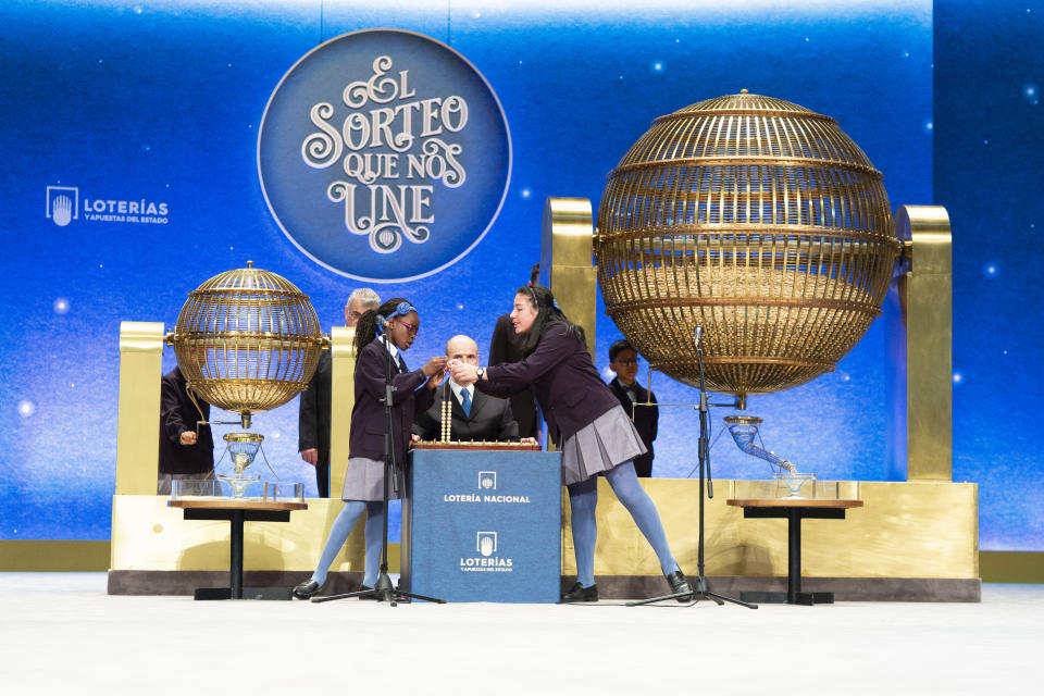 Niñas del colegio de San Ildefonso extrayendo bolas durante el sorteo de lotería de Navidad de 2019.