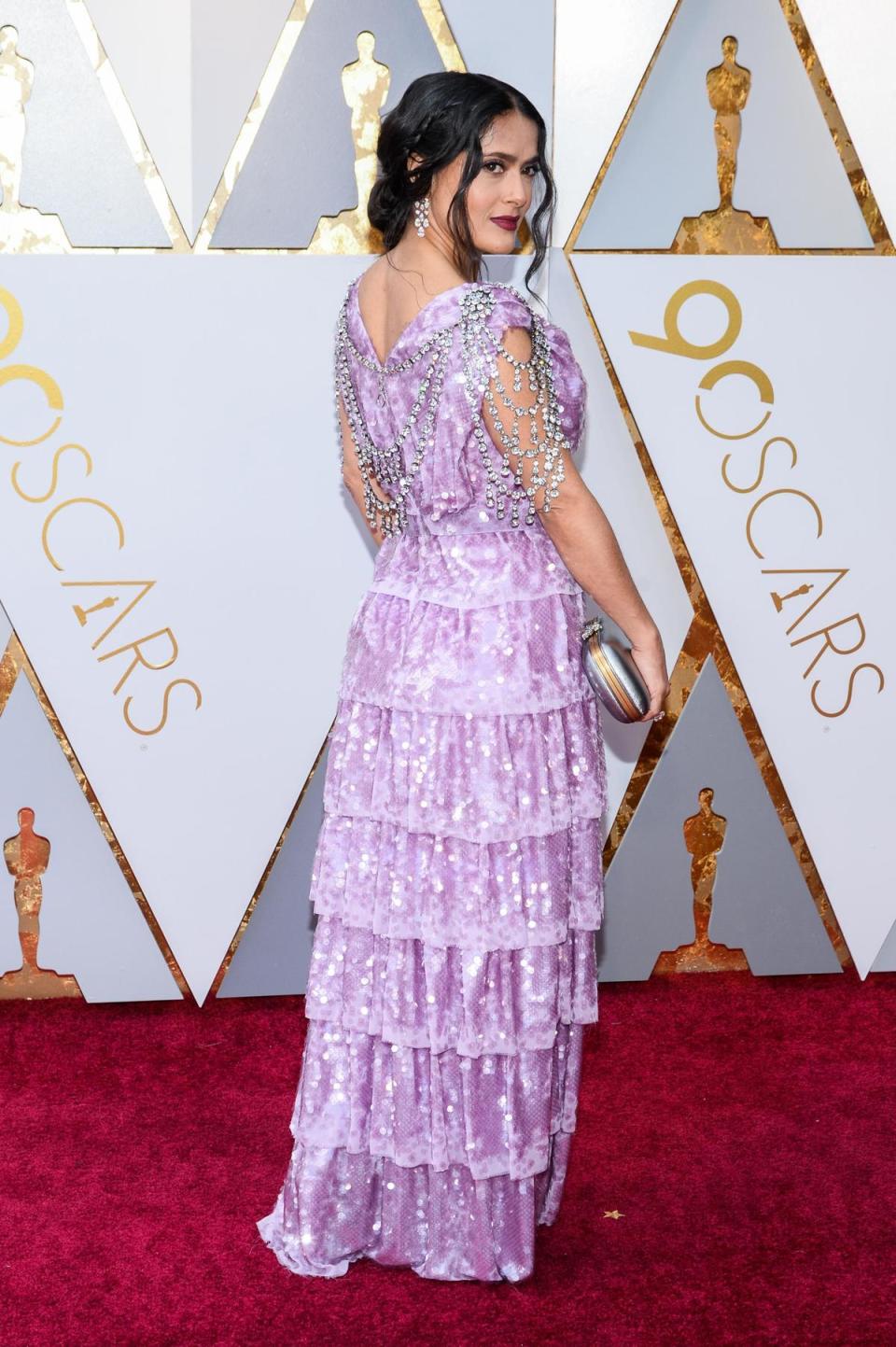 莎瑪海耶克的Gucci紫色禮服，層層堆疊的設計、綴飾，正面看起來讓她略顯臃腫，但側面看起來就好多了。（東方IC）