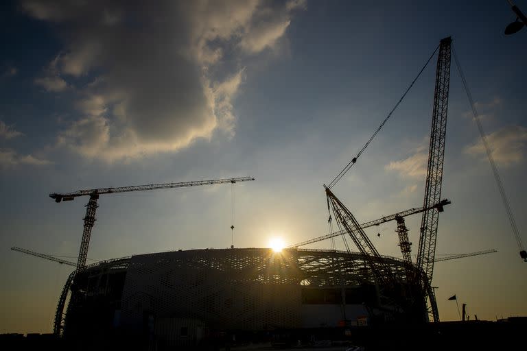 Una vista exterior general de la construcción del estadio Al Thumama en Doha, Qatar. Sede de la Copa Mundial de la FIFA Qatar 2022.