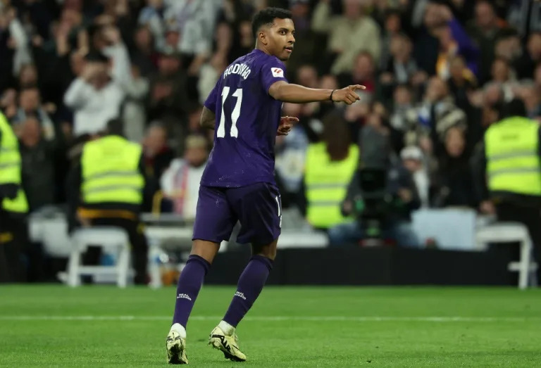 El delantero brasileño del Real Madrid Rodrygo celebra el segundo gol marcado en el partido Real Madrid - Athletic Club, en el Santiago Bernabéu de Madrid el 31 de marzo de 2024 (Pierre-Philippe MARCOU)