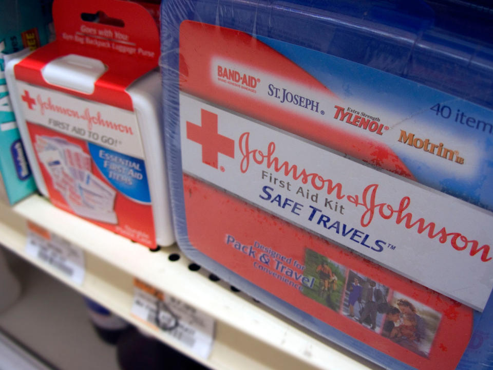 <p>Johnson & Johnson dürften die meisten als Pharmazie- und Kosmetikhersteller kennen. Die Kultmarke aus dem Bundesstaat New Jersey vertreibt aber auch Konsumgüter – und zwar weltweit. Ein lohnendes Geschäft, wie der Börsenwert von 351,99 Milliarden US-Dollar zeigt.<br> (Bild-Copyright: ddp images/Newscom) </p>